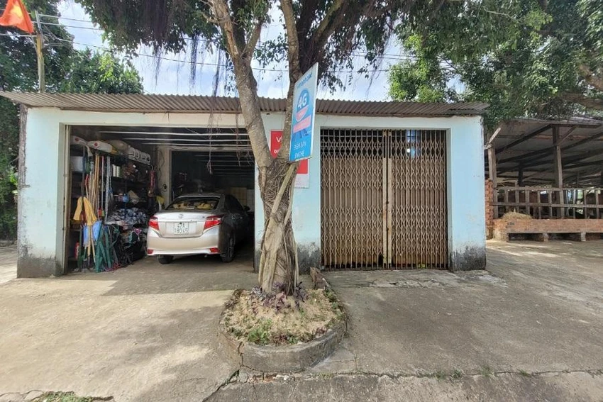 Mặc dù có ôtô, nhưng ông Trung vẫn bị đưa vào danh sách hộ nghèo. Ảnh AL Mặc dù có ôtô, nhưng ông Trung vẫn bị đưa vào danh sách hộ nghèo. Ảnh AL