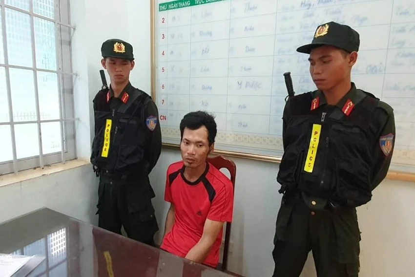 Trí bị bắt sau khi trốn lên Đắk Lắk. Ảnh AĐ Trí bị bắt sau khi trốn lên Đắk Lắk. Ảnh AĐ