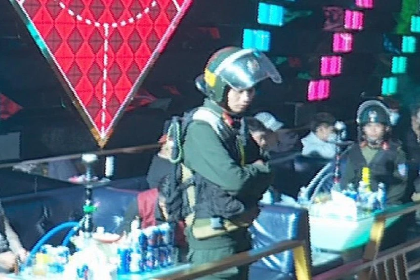 Cảnh sát phát hiện nhiều người dương tính với ma túy trong quán bar. Ảnh AĐ Cảnh sát phát hiện nhiều người dương tính với ma túy trong quán bar. Ảnh AĐ