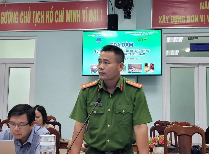 Thiếu tá Nguyễn Thế Anh, cán bộ Phòng cảnh sát môi trường Công an tỉnh Đắk Lắk, cho biết đã kiểm tra và ra quyết định xử phạt nhiều trường hợp. Ảnh AL