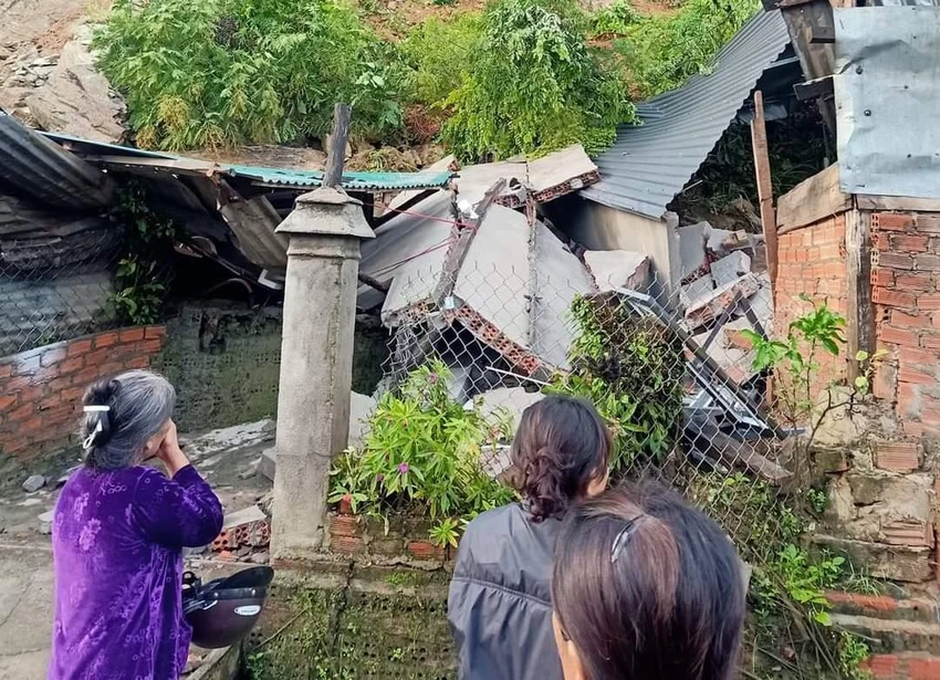 Mưa lớn khiến một nhà dân bị sập. Ảnh FB Mưa lớn khiến một nhà dân bị sập. Ảnh FB