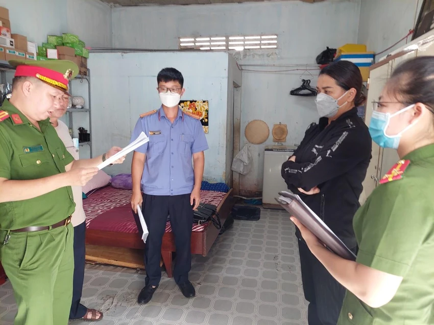 Khởi tố bị can và bắt tạm giam bốn tháng đối với bà Niê Thanh Phương. Ảnh: TX Khởi tố bị can và bắt tạm giam bốn tháng đối với bà Niê Thanh Phương. Ảnh: TX