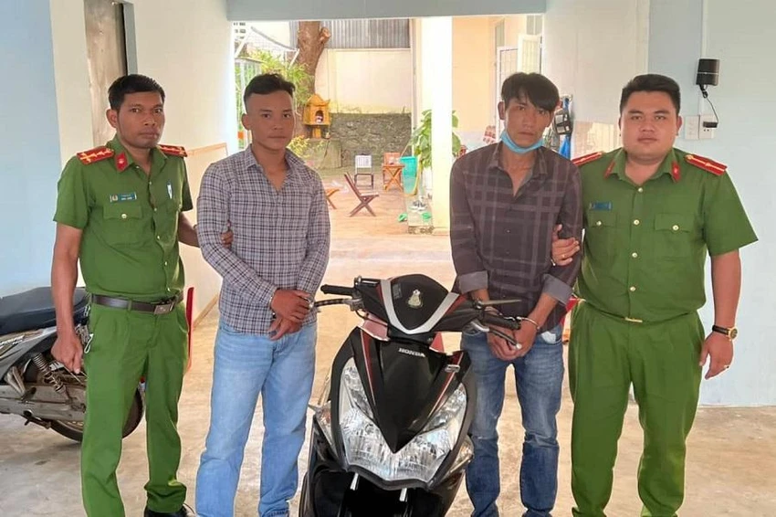 Tâm và Hòa bị bắt để phục vụ điều tra. Ảnh: AĐ Tâm và Hòa bị bắt để phục vụ điều tra. Ảnh: AĐ