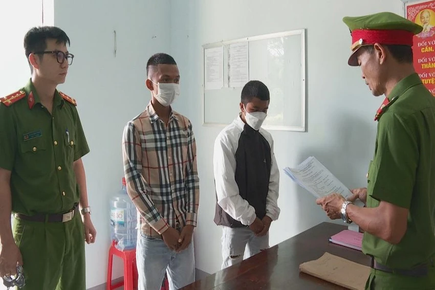 Y Quân Niê và Rmah Alen tại cơ quan điều tra. Ảnh: AĐ