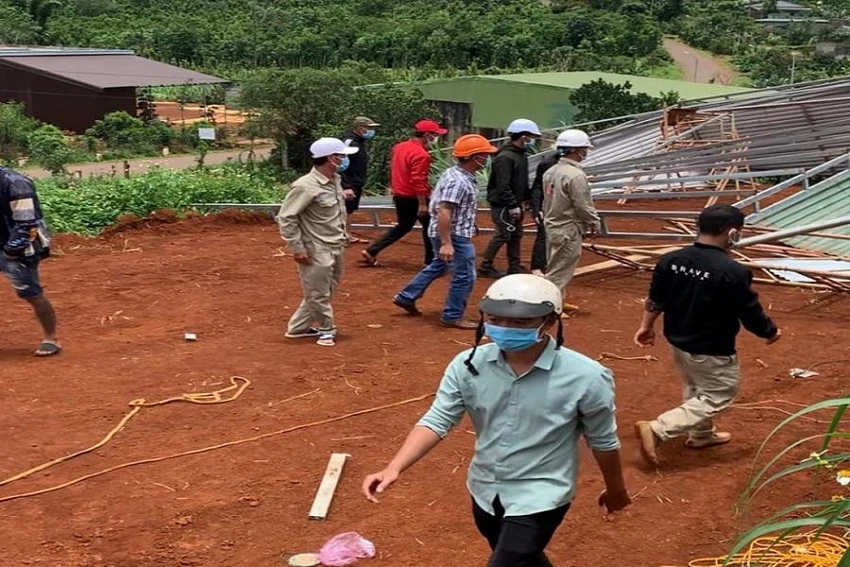 Nhóm người đến phá dỡ nhà ông Dũng. Ảnh TX Nhóm người đến phá dỡ nhà ông Dũng. Ảnh TX