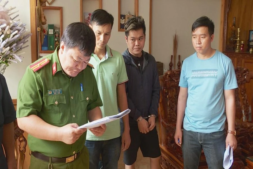 Nguyên bị cơ quan chức năng bắt để phục vụ điều tra. Ảnh AĐ