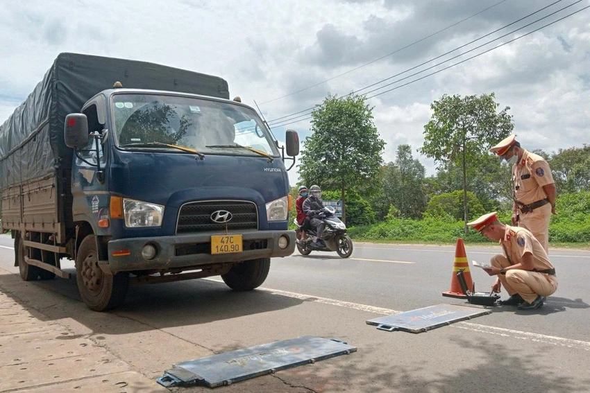 CSGT tăng cường công tác kiểm tra, xử lý đối với xe quá tải. Ảnh QM CSGT tăng cường công tác kiểm tra, xử lý đối với xe quá tải. Ảnh QM