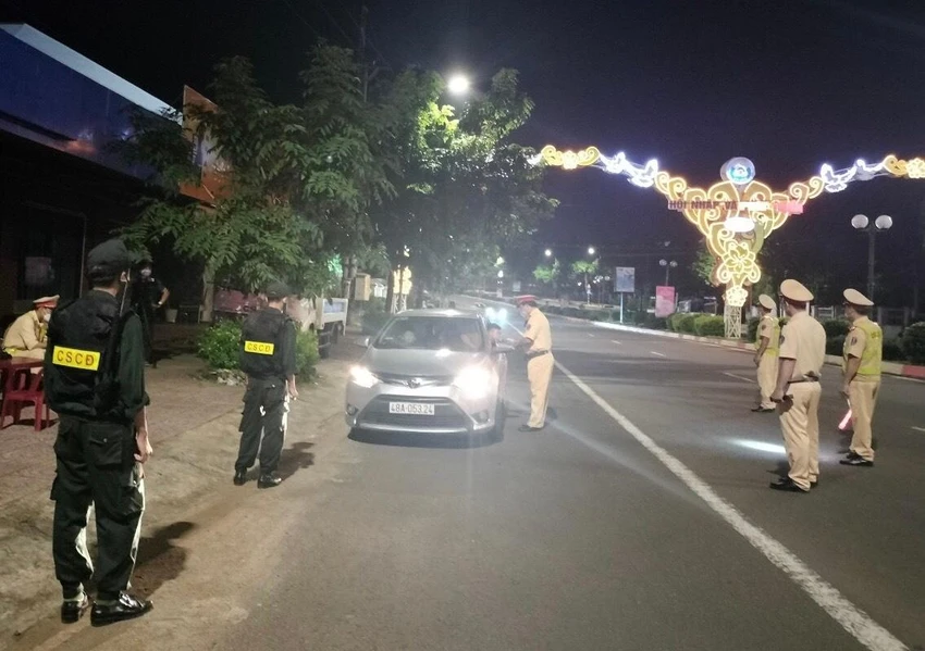 Kiểm tra, nhắc nhở đối với người điều khiển phương tiện giao thông. Ảnh QM Kiểm tra, nhắc nhở đối với người điều khiển phương tiện giao thông. Ảnh QM