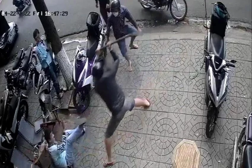 Hình ảnh camera ghi lại cảnh Bảo và Hào lao vào quán chém, đánh người. Ảnh cắt từ clip Hình ảnh camera ghi lại cảnh Bảo và Hào lao vào quán chém, đánh người. Ảnh cắt từ clip