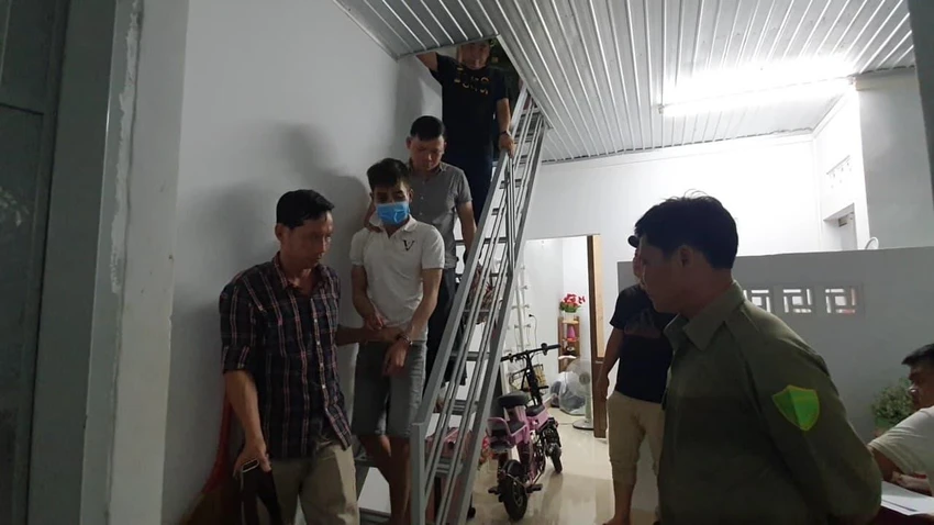Trung bị bắt sau khi trộm tài sản.Ảnh: A.Đ Trung bị bắt sau khi trộm tài sản.Ảnh: A.Đ