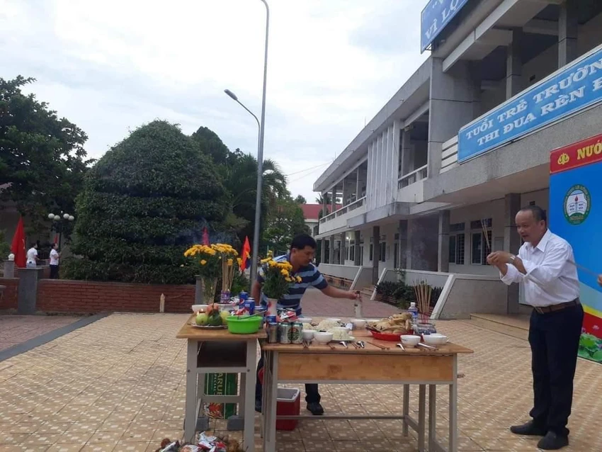 Theo lãnh đạo Sở GD-ĐT Đắk Lắk, Trường THPT Lê Hồng Phong tổ chức lễ tưởng niệm cố Tổng Bí thư Lê Hồng Phong. Ảnh: CTV Theo lãnh đạo Sở GD-ĐT Đắk Lắk, Trường THPT Lê Hồng Phong tổ chức lễ tưởng niệm cố Tổng Bí thư Lê Hồng Phong. Ảnh: CTV