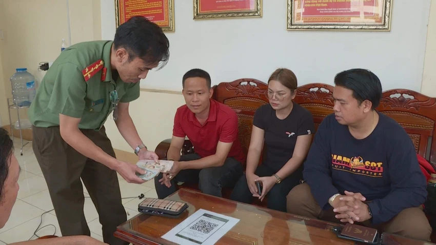 Hai du khách Thái Lan rất cảm kích khi nhận lại tài sản đánh rơi. Ảnh AĐ Hai du khách Thái Lan rất cảm kích khi nhận lại tài sản đánh rơi. Ảnh AĐ