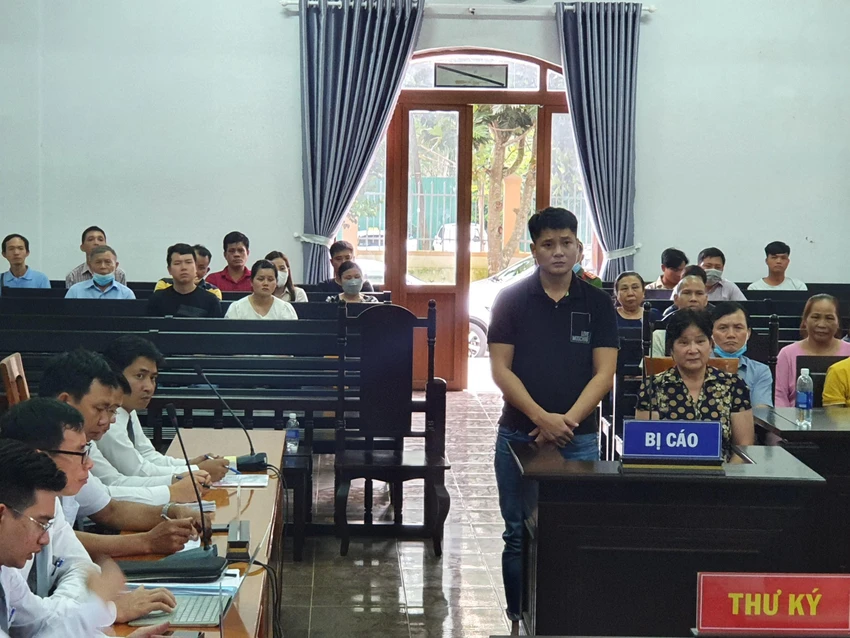 Quang cảnh phiên xét xử phúc thẩm 14-9 đối với vụ án cho vay lãi nặng. Ảnh QN Quang cảnh phiên xét xử phúc thẩm 14-9 đối với vụ án cho vay lãi nặng. Ảnh QN