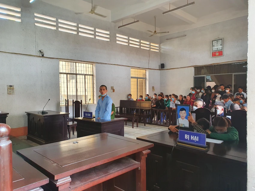 Người nhà mang di ảnh nạn nhân đến tòa. Ảnh: QN