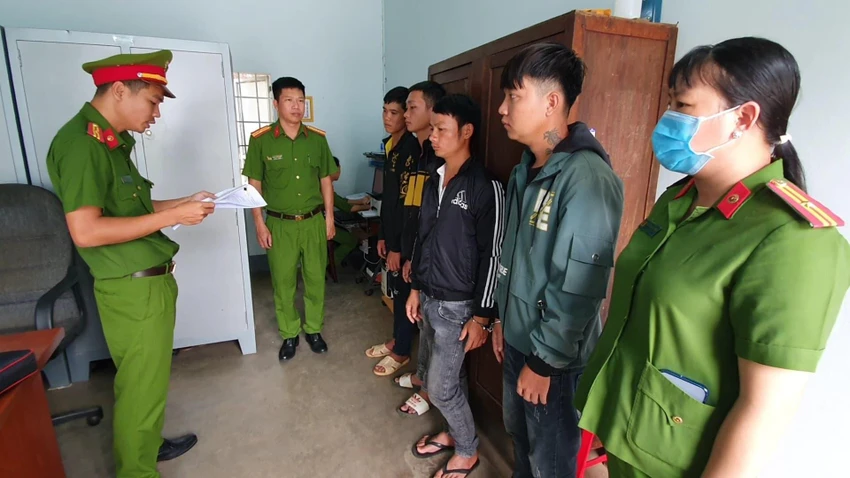 Công an khởi tố bốn thanh niên về tội giết người. Ảnh AĐ Công an khởi tố bốn thanh niên về tội giết người. Ảnh AĐ