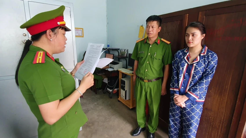 Vi bị bắt để điều tra về hành vi giết người. Ảnh AĐ