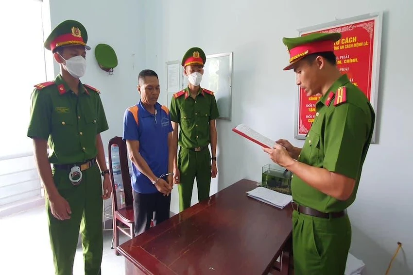 Công an đang tống đạt các quyết định đối với Y Thô. Ảnh AĐ
