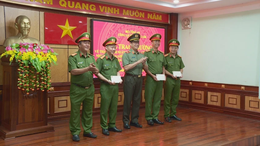 Lãnh đạo Công an tỉnh Đắk Lắk khen thưởng lực lượng tham gia phá án vụ giết người sau va quẹt giao thông. Ảnh AĐ Lãnh đạo Công an tỉnh Đắk Lắk khen thưởng lực lượng tham gia phá án vụ giết người sau va quẹt giao thông. Ảnh AĐ