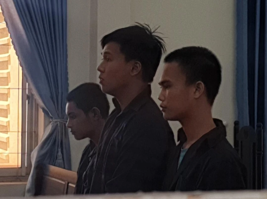 Bị cáo Hùng (giữa) được xác định là người chủ mưu trong vụ việc. Ảnh: QN Bị cáo Hùng (giữa) được xác định là người chủ mưu trong vụ việc. Ảnh: QN