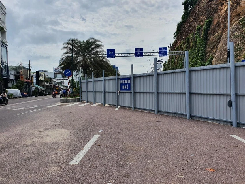 Khu vực xảy ra vụ sạt lở núi, đất đá chắn ngang đường cửa ngõ vào Quy Nhơn. Ảnh QN Khu vực xảy ra vụ sạt lở núi, đất đá chắn ngang đường cửa ngõ vào Quy Nhơn. Ảnh QN