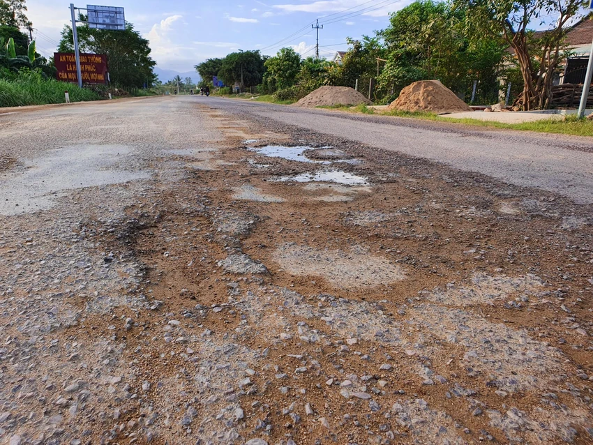 Trong khi đó, việc chậm khắc phục những điểm hư hỏng khiến nhiều tài xế và người dân sống hai bên đường bức xúc liên tục phản ánh. Ảnh QN