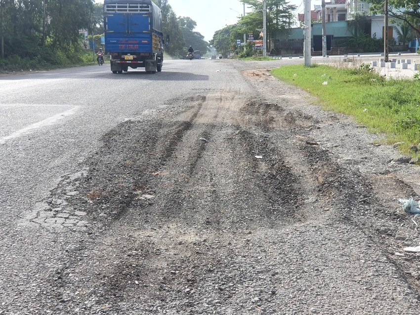 Một số đoạn hư hỏng được khắc phục một cách “vụng về” không chắc chắn. Ảnh QN