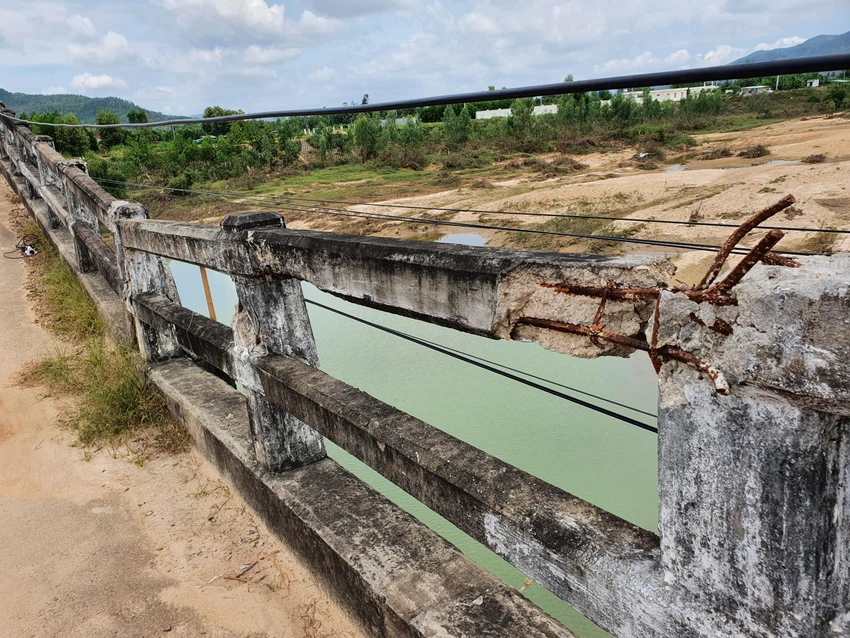 “Việc sửa chữa cầu là rất cần thiết, tuy nhiên kinh phí lớn. Do đó, xã đã nhiều lần đề nghị các cấp quan tâm, sửa cầu để người dân đi lại an toàn” ông Trần Văn Bài, Chủ tịch UBND xã Canh Vinh cho biết “Việc sửa chữa cầu là rất cần thiết, tuy nhiên kinh phí lớn. Do đó, xã đã nhiều lần đề nghị các cấp quan tâm, sửa cầu để người dân đi lại an toàn” ông Trần Văn Bài, Chủ tịch UBND xã Canh Vinh cho biết