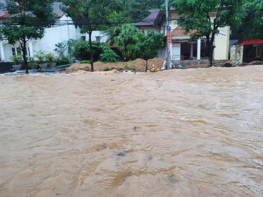 Khu vực này nước chảy xiết nhất là ở những vị trí có cống thoát nước. Ảnh: QN ngap-nang-o-quy-nhon-binh-dinh