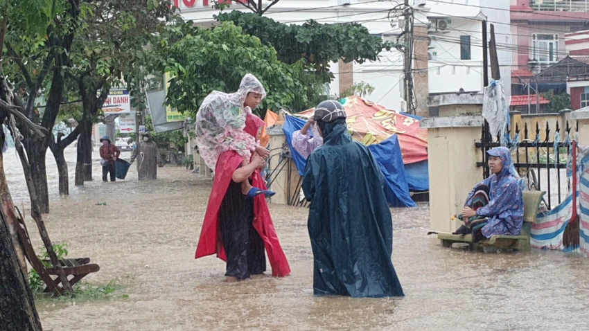 Hiện ở đây vẫn đang mưa lớn, nước vẫn thoát rất chậm. Ảnh: QN ngap-nang-o-quy-nhon-binh-dinh