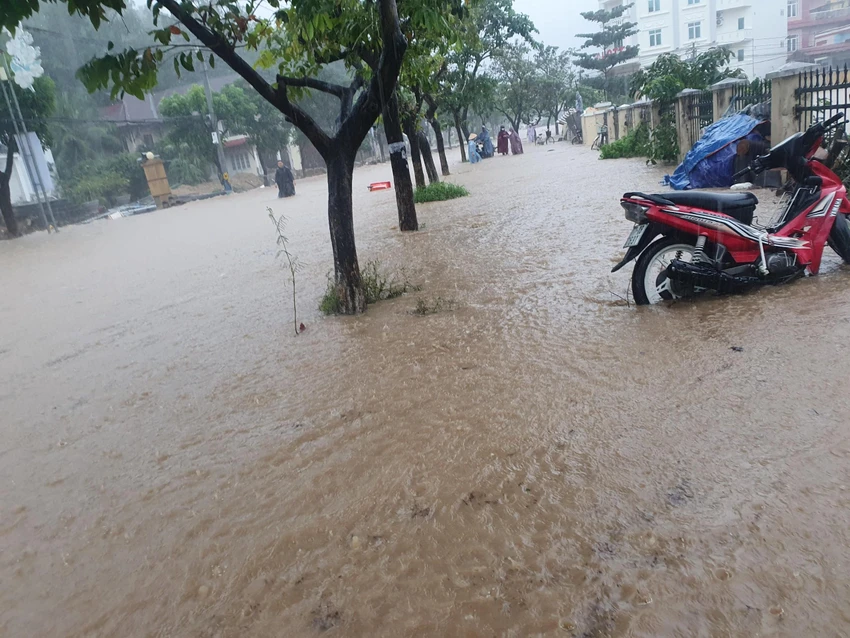 Nước lên nhanh khiến nhiều xe cộ chết máy. Ảnh: QN ngap-nang-o-quy-nhon-binh-dinh
