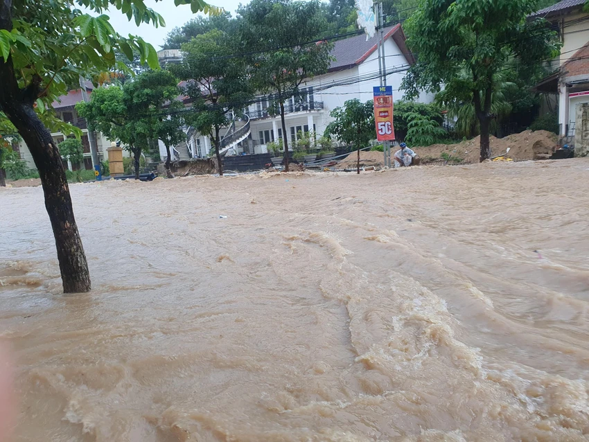 Nước chảy rất siết nên nhiều người dân không dám ra đường. Ảnh: QN ngap-nang-o-quy-nhon-binh-dinh