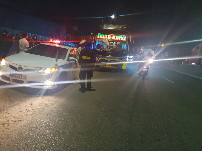 Xe khách tông ngã rào chắn chuyên dụng của CSGT bỏ chạy hơn 30 km thì bị giữ lại. Ảnh QN Xe khách tông ngã rào chắn chuyên dụng của CSGT bỏ chạy hơn 30 km thì bị giữ lại. Ảnh QN