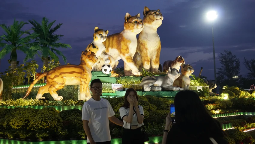 Nhiều bạn trẻ háo hức check-in với linh vật của năm. Ảnh QN Nhiều bạn trẻ háo hức check-in với linh vật của năm. Ảnh QN