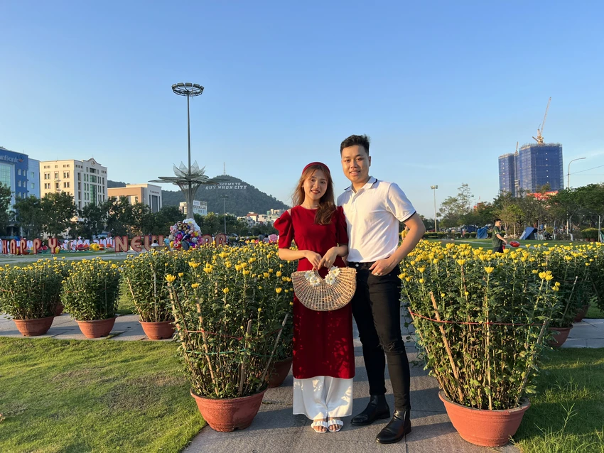 Đôi bạn trẻ chụp ảnh tại các gian hàng hoa Tết. Ảnh QN Đôi bạn trẻ chụp ảnh tại các gian hàng hoa Tết. Ảnh QN