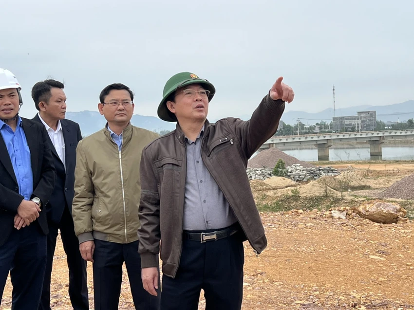 Bí thư Tỉnh uỷ Bình Định nhấn mạnh nhà thầu thi công chất lượng kém thì phải bị loại. Ảnh: DT Bí thư Tỉnh uỷ Bình Định nhấn mạnh nhà thầu thi công chất lượng kém thì phải bị loại. Ảnh: DT