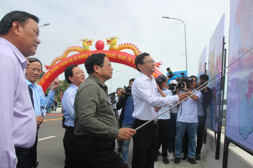 Thủ tướng Phạm Minh Chính đánh giá, đường ven biển Bình Định hoàn thành sẽ tạo ra những khu đô thị mới, dịch vụ mới, tạo ra những giá trị mới. Ảnh QN Thủ tướng Phạm Minh Chính đánh giá, đường ven biển Bình Định hoàn thành sẽ tạo ra những khu đô thị mới, dịch vụ mới, tạo ra những giá trị mới. Ảnh QN