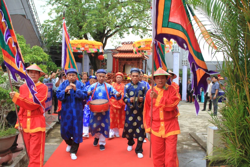 Nghi thức rước Bằng Di sản văn hoá phi vật thể quốc gia Lễ hội Chùa Bà - Cảng thị Nước Mặn. Ảnh QN Nghi thức rước Bằng Di sản văn hoá phi vật thể quốc gia Lễ hội Chùa Bà - Cảng thị Nước Mặn. Ảnh QN