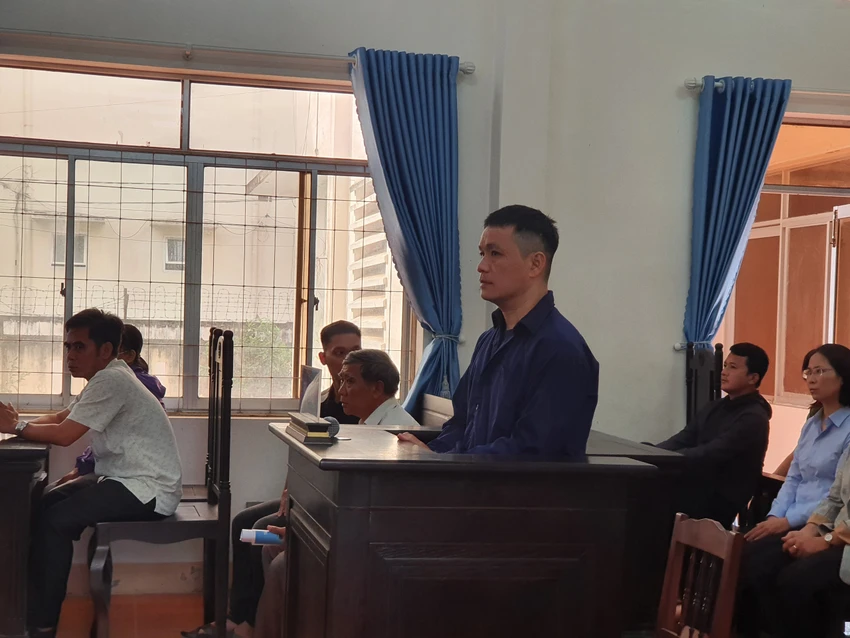 Tài toà, bị cáo Trung đã thừa nhận hành vi phạm tội của mình. Ảnh: QN Tài toà, bị cáo Trung đã thừa nhận hành vi phạm tội của mình. Ảnh: QN