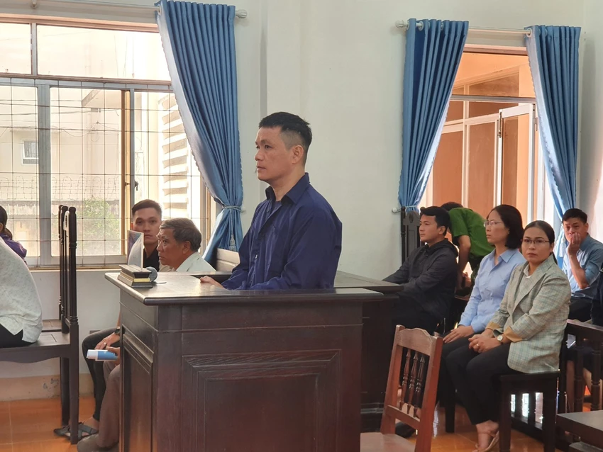 Bị cáo Trung khai nhận của người nhà bị can 42 triệu đồng. Ảnh: QN Bị cáo Trung khai nhận của người nhà bị can 42 triệu đồng. Ảnh: QN