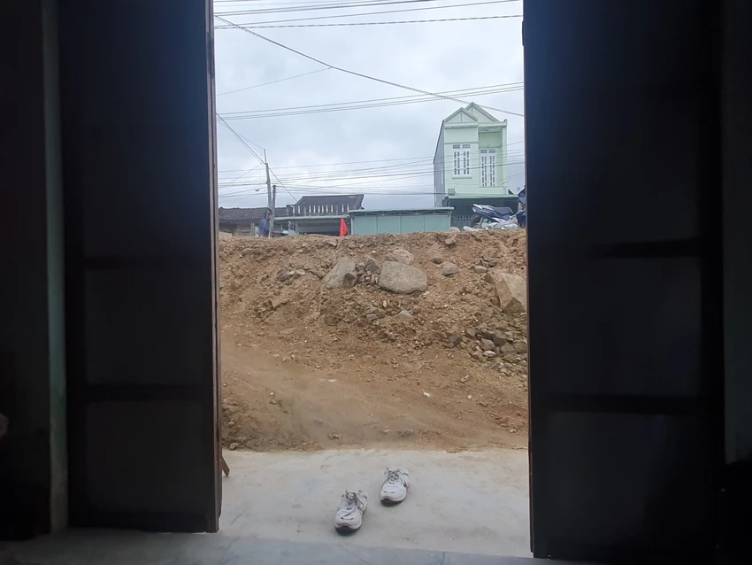 Mặt đường chắn ngay cửa nhà người dân khiến việc đi lại khó khăn. Ảnh QN Mặt đường chắn ngay cửa nhà người dân khiến việc đi lại khó khăn. Ảnh QN