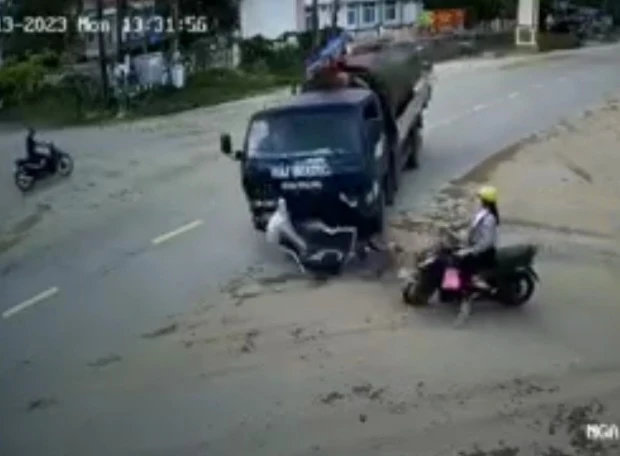 Hai học sinh thương vong sau cú đâm trực diện của xe cẩu tải. (Ảnh cắt từ clip) Hai học sinh thương vong sau cú đâm trực diện của xe cẩu tải. (Ảnh cắt từ clip)