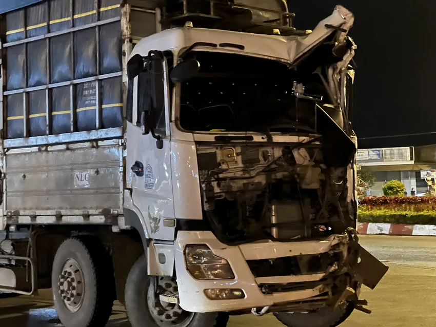 Đầu xe tải bị biến dạng sau cú va chạm. Ảnh QN Đầu xe tải bị biến dạng sau cú va chạm. Ảnh QN