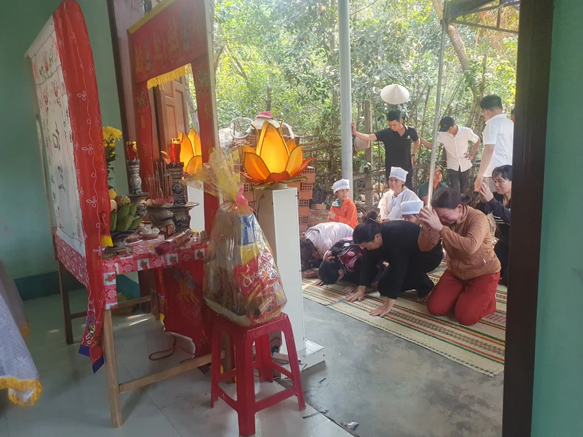 Tang thương bao trùm xóm nhỏ sau ngày xảy ra vụ lật xe ở Phú Yên. Ảnh: QN Tang thương bao trùm xóm nhỏ sau ngày xảy ra vụ lật xe ở Phú Yên. Ảnh: QN