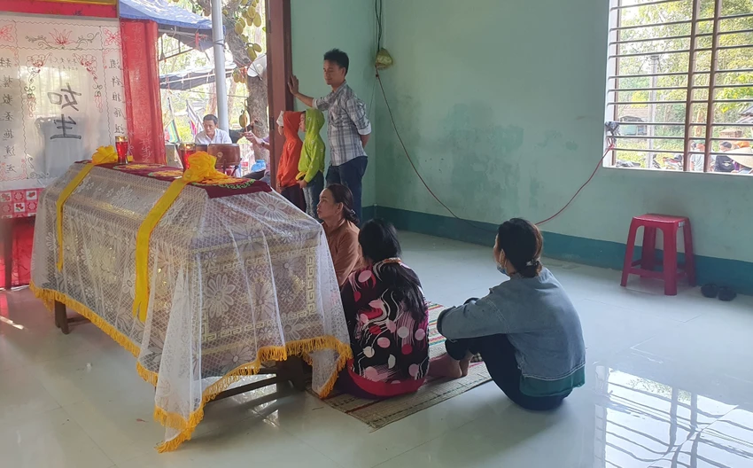 Người thân đau buồn trước sự mất mát quá lớn sau vụ tai nạn. Ảnh: QN Người thân đau buồn trước sự mất mát quá lớn sau vụ tai nạn. Ảnh: QN