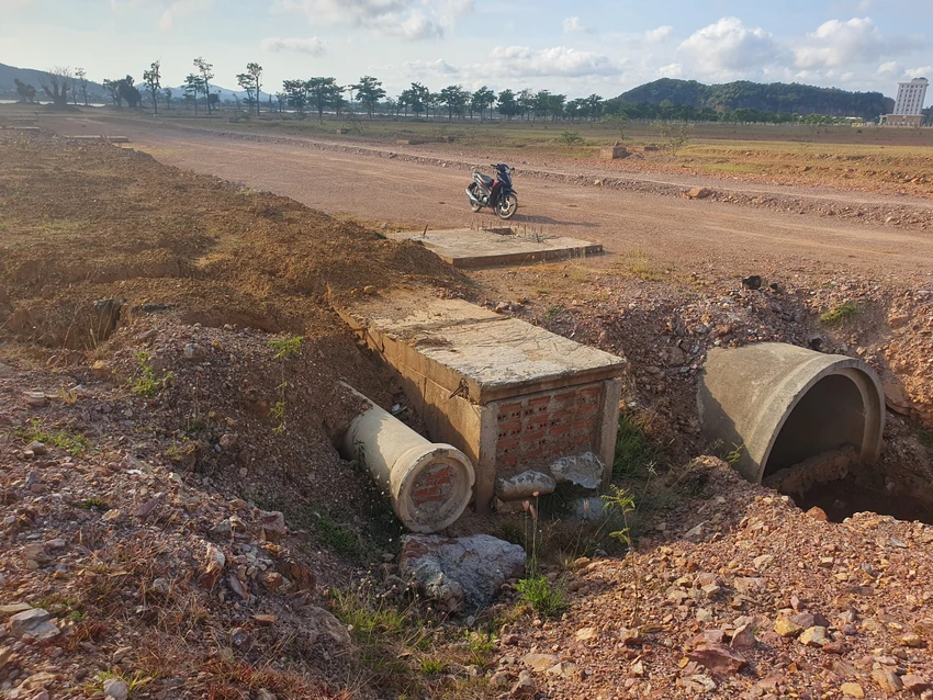 Những hạng mục thi công dang dở, nhếch nhác còn lại. Ảnh QN Những hạng mục thi công dang dở, nhếch nhác còn lại. Ảnh QN