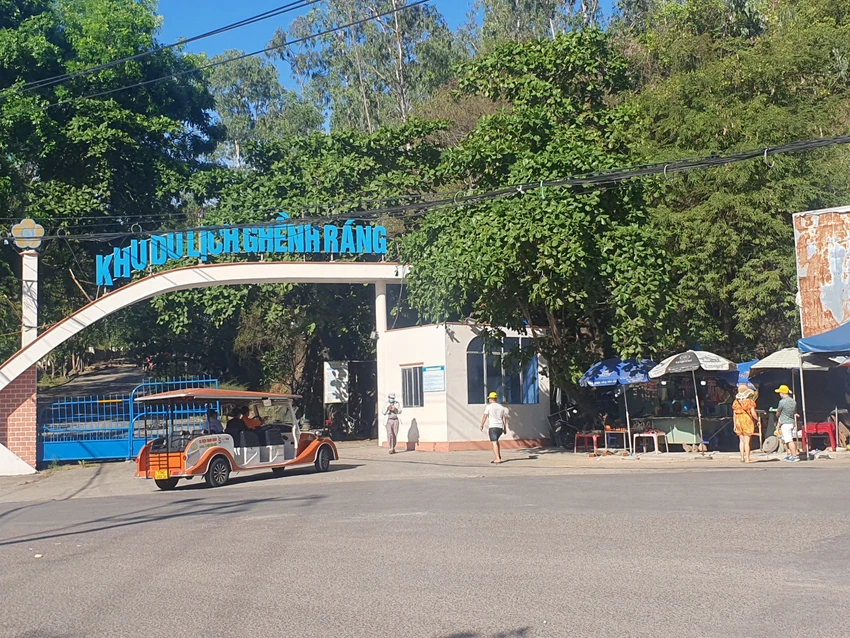 Tỉnh Bình Định chấn chỉnh hoạt động kinh doanh, buôn bán ở cổng khu du lịch Ghềnh Ráng, Ảnh QN