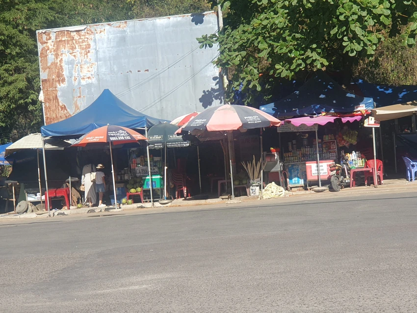 Một điểm kinh doanh dịch vụ tự phát, gây mất mỹ quan đô thị. Ảnh QN