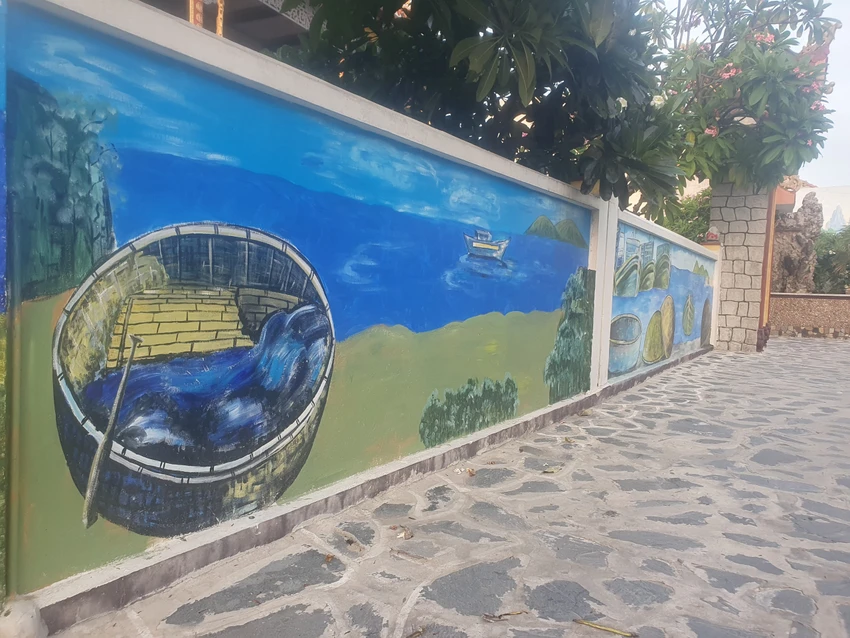 Những bức tranh làm cho các con đường, ngõ xóm trở nên rực rỡ sắc màu, sinh động, sạch đẹp hơn. Ảnh QN Những bức tranh làm cho các con đường, ngõ xóm trở nên rực rỡ sắc màu, sinh động, sạch đẹp hơn. Ảnh QN