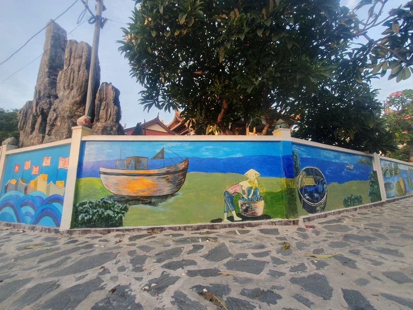 Những bức vẽ được thực hiện bởi một số họa sĩ ở địa phương và sự phối hợp giữa Đoàn Thanh niên xã với một số họa sĩ khác. Ảnh QN Những bức vẽ được thực hiện bởi một số họa sĩ ở địa phương và sự phối hợp giữa Đoàn Thanh niên xã với một số họa sĩ khác. Ảnh QN