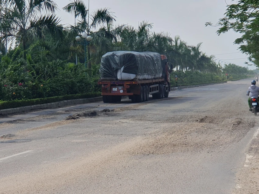 Hàng loạt ổ voi, ổ gà trên tuyến DT.638 đoạn qua TP Quy Nhơn. Ảnh QN